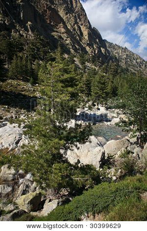 Córcega interior, espléndido valle de Restonica - con piscinas naturales en el río y montañas exquisitas