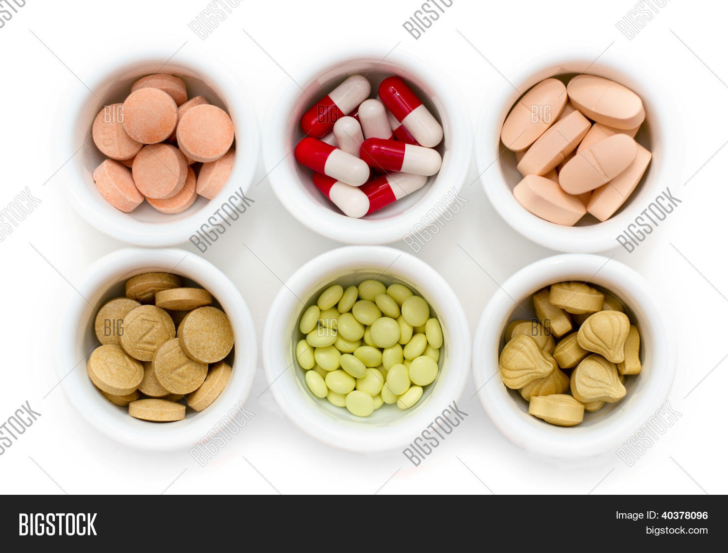 Concept таблетки. можно ли пить витамины просто так. полезные продукты для повышения иммунитета. биологически активные вещества фото. можно ли пить витамины просто так.