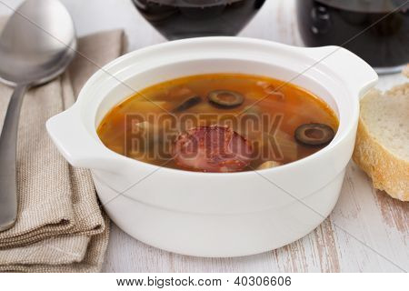 Soppa med Chorizo i vit skål