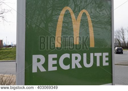 Bordeaux , Aquitaine  France - 01 10 2021 : Mcdonald Recrute Text Means Restaurant Recruit Sign Logo