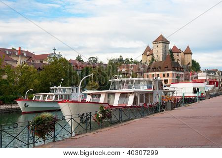 Lodě v přístavu v Annecy