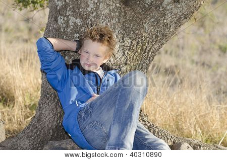 Tiener onder boom