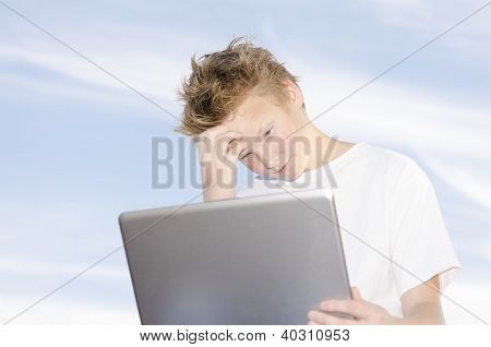 Jongere met Laptop tegen blauwe hemel