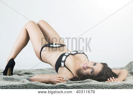Sexy brunette met grote borsten dragen zwarte lingerie