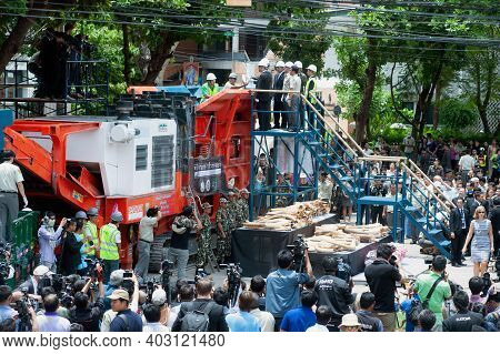 Bangkok ,thailand-august 26 , 2015 : Government Officials An Unknown Man Is Destroying The Seized Iv
