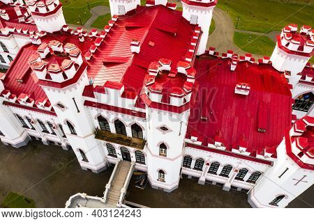 Puslovsky Palace. Autumn Kossovsky Castle In Belarus
