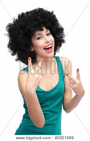 Donna con parrucca afro nera ridendo