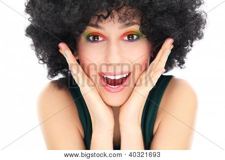 Sorpresa donna con parrucca afro