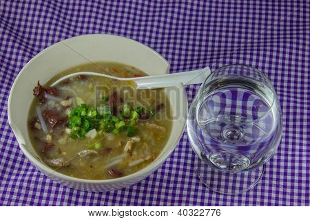Rijst Worm soep, Kao Paick Sen traditionele Thaise stijl voedsel en glas voor het ontbijt