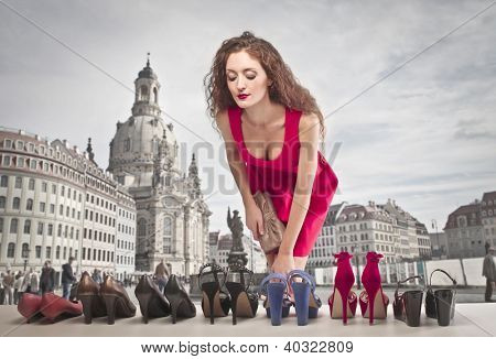 Riesen Frau beugt sich hinunter Blick auf die Paar Schuhe