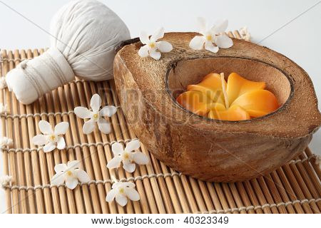 Thai Spa e candela di guscio di noce di cocco