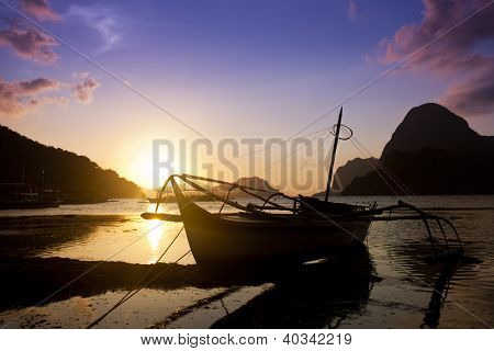 Bateaux amarrés au coucher du soleil coastle