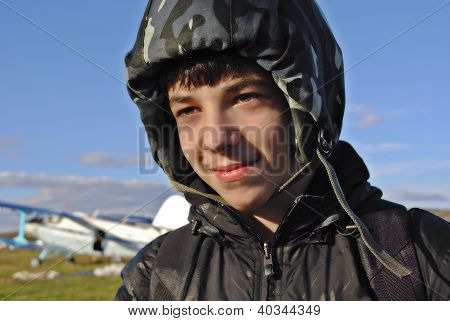 Un giovane uomo in un casco