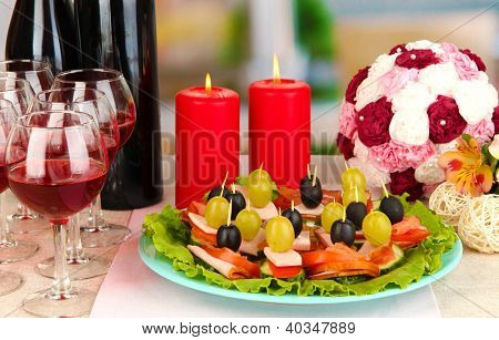 Canapés e vinhos no restaurante