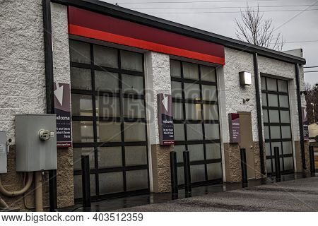 Augusta, Ga Usa - 01 01 21: Jiffy Lube Oil Change Retail Store Bay Doors