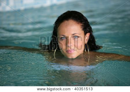 Brunnete svømning i pool