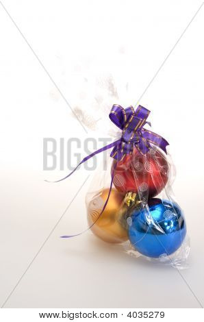 Bolas de árbol de año nuevo en el paquete