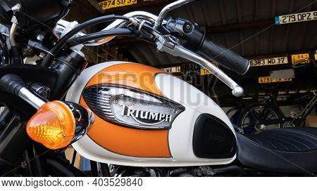 Bordeaux , Aquitaine  France - 01 10 2021 : Triumph Bonneville T100 Vintage Logo Sign And Text On Or