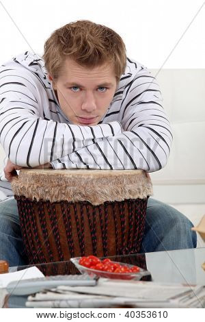 Muž s rukama na jeho bubínek