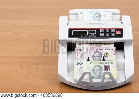 Angolan Money - Kwanza A New Series Of Banknotes In The Counting Machine