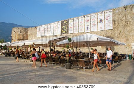 คาเฟ่ใกล้กำแพงเมืองเก่า Budva มอนเตเนโกร