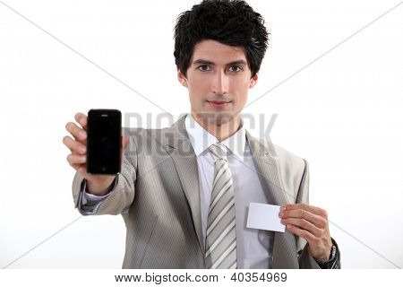 Unternehmer, die eine leere Visitenkarte und sein Telefon