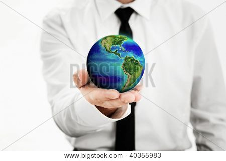 Elinde, NASA'ın-http://www.nasa.gov/topics/eart tarafından sağlanan toprak resim dünya küre tutan adam