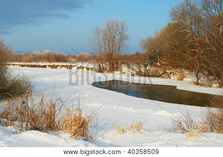 Karla kaplı Nehri