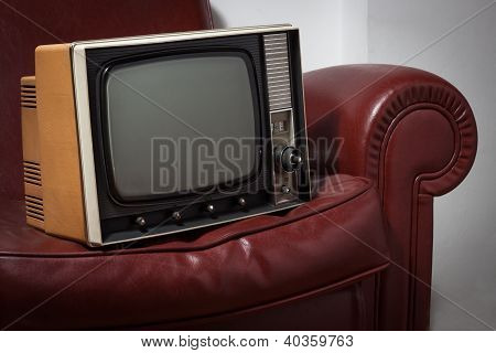 televisione Vintage su un divano