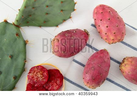 อินเดียฟิคัส opuntia ในตารางตะกร้าสีเขียว