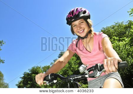 Adolescente sur un vélo