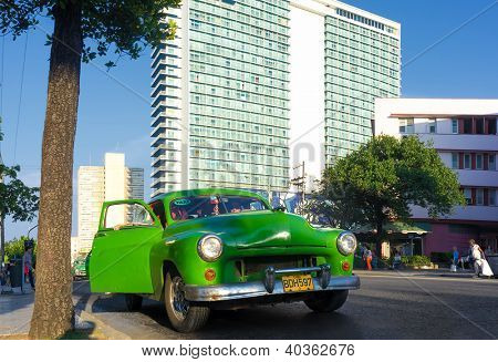 ฮาวานาธันวาคม 12:Vintage รถอเมริกันที่ย่านเอล Vedado ธันวาคม 12,2012 ในฮาวานา