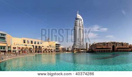 DUBAI, Emirati Arabi Uniti - 23 ottobre: Indirizzo Hotel e lago Burj Dubai il 23 ottobre 2012 a Dubai. L'hotel mi