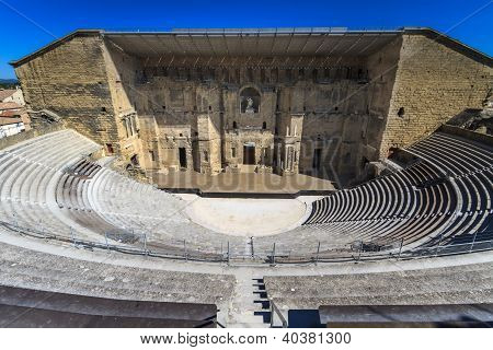 Antigo teatro romano laranja, sul da França