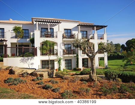 วิลล่าสีขาว มะกอก และบลูสกาย