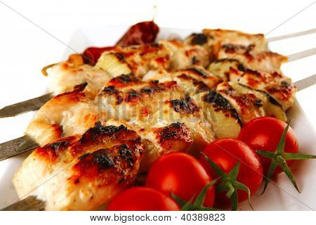 frisk grillet svinekød shish kebab på hvidt fad