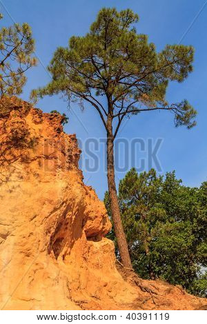 Červené útesy v Roussillon (les Ocres), Provence, Francie