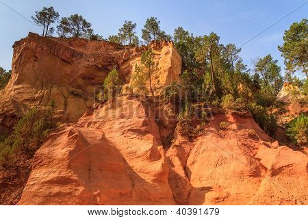 Červené útesy v Roussillon (les Ocres), Provence, Francie