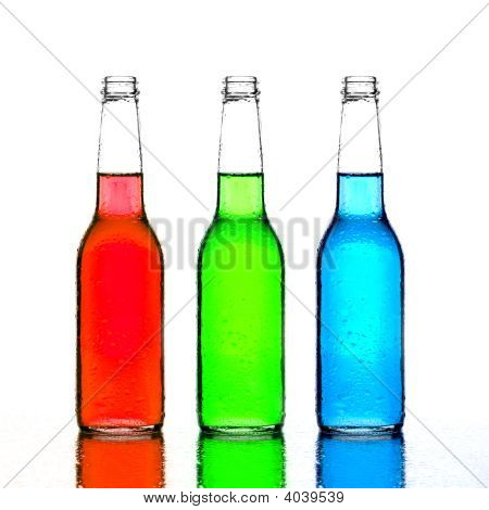 Bouteilles de rouge, vert et bleu avec reflet isolé On White