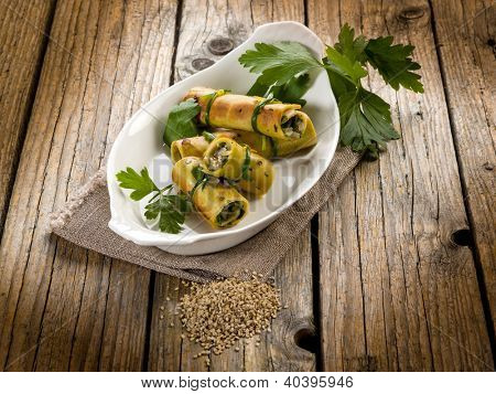seitan arrotolato con prezzemolo e cipolla, cibo vegetariano