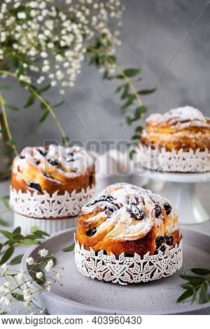 Easter Cake Kraffin. Craffins With Raisins, Candied Fruits And Sprinkled With Powdered Sugar. Close-
