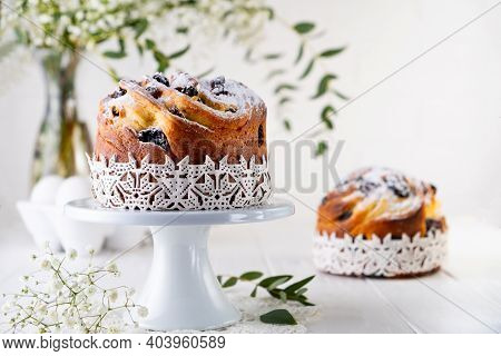 Easter Cake Kraffin. Craffins With Raisins, Candied Fruits And Sprinkled With Powdered Sugar. Close-