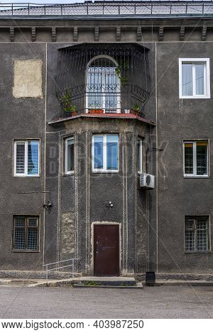 Entrance Of An Old House In Leninsk-kuznetsky, Kemerovo Region-kuzbass