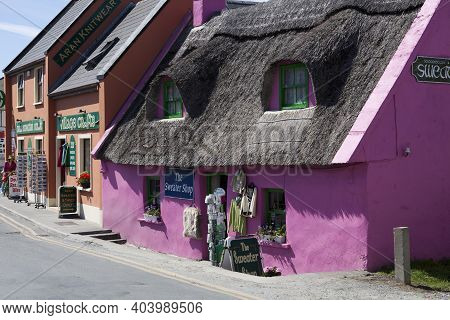 Doolin (ireland), - July 20, 2016: Traditional Old Irish Shop With A Thatched Roof, Doolin, Co. Clar