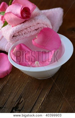 Spa-Konzept mit RosenblÃ¼ten auf einem hÃ¶lzernen Hintergrund