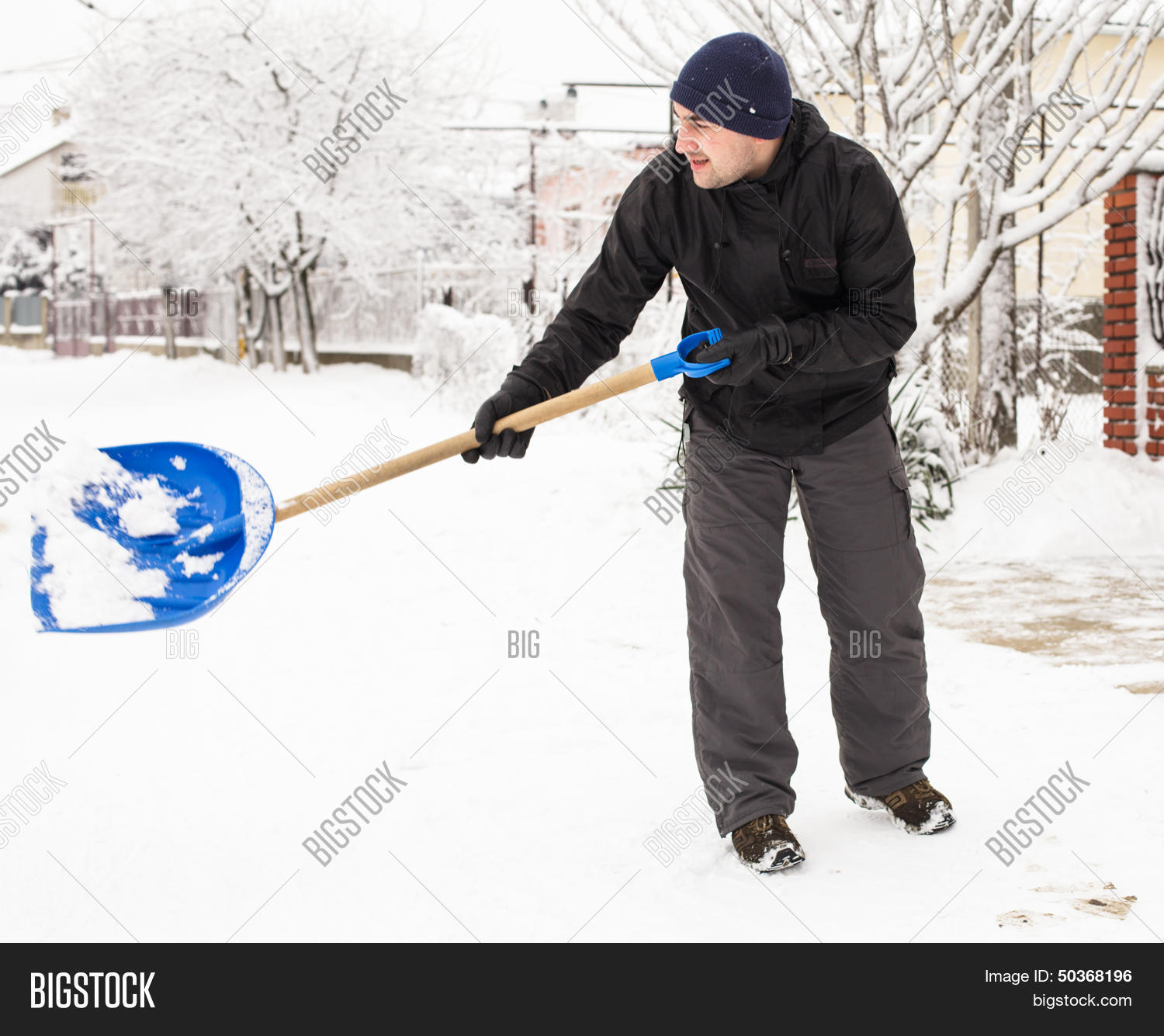 дворничиха с лопатой. зимние лопаты. Fiskars 141001. лопата для снега. убирает снег.