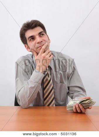 Uomo d'affari progettando un investimento