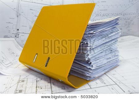 Mucchio di progettazione e disegni di progetto nella cartella gialla.