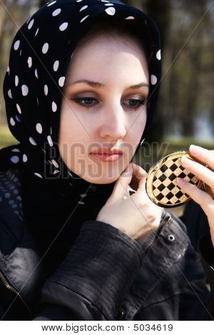 Wooman i en Polka Dot tørklæde
