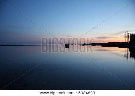 Havre De Pas swimmingpool i skumringen